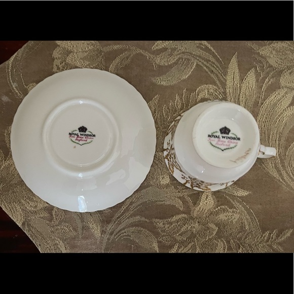 Royal Windsor Canada Gold Maple Leaf Teacup & Saucer - Picture 8 of 13